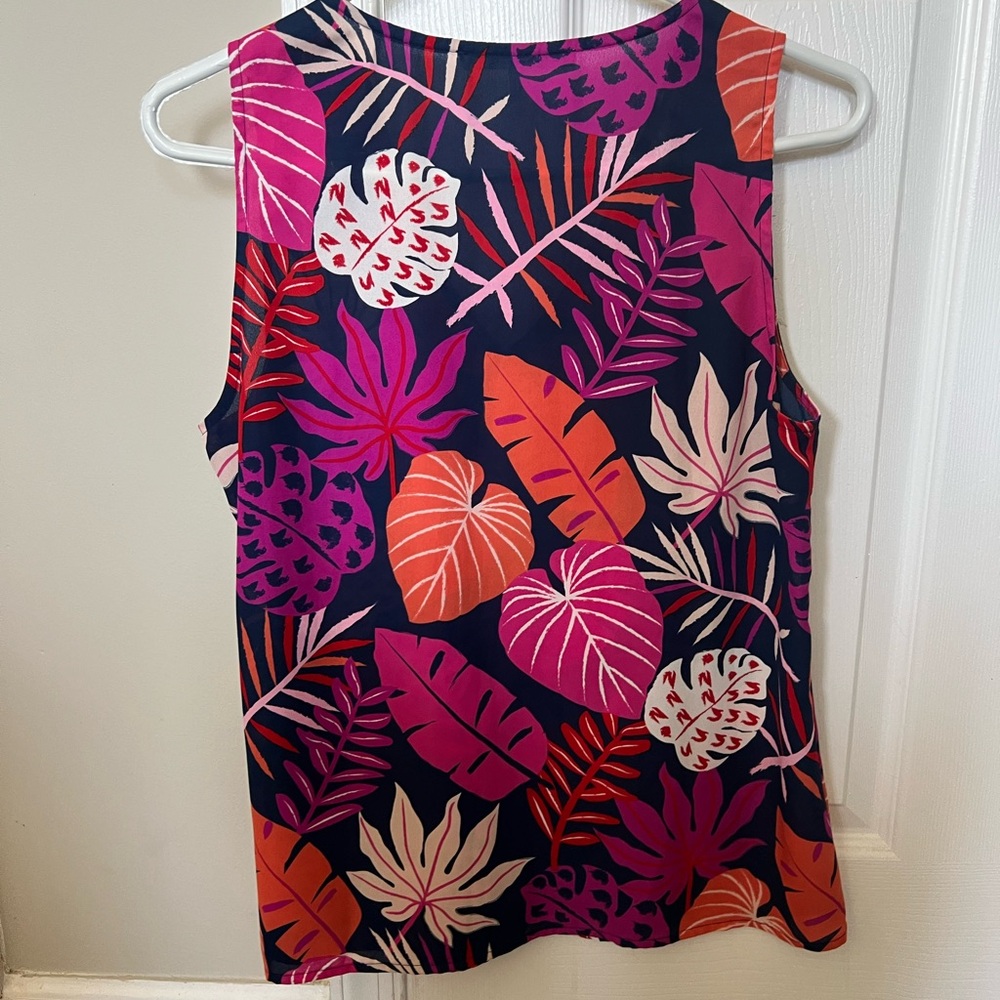 Women’s sleeveless v-neck floral top size M